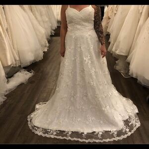 Elegant White Lace Wedding Dress
